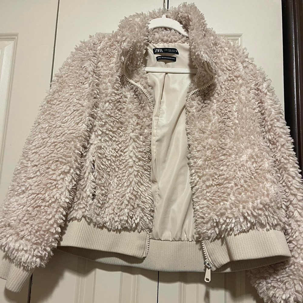 Zara - Faux Fur sherpa jacket in a white/cream color